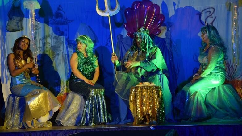 Aquarella (gespielt von Kerstin Arnold), der Meereskönig (Lars Klösel) und Gesine (Ulrike Altmann) sind die Familie der Kleinen Meerjungfrau Undine (links, Franziska Casper). Die Lehrer und Erzieher der Einrichtung begeisterten bei mehreren Aufführungen m