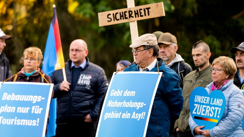 Im Oktober 2022 demonstrierten AfD-Anhänger und -Politiker gegen die Nutzung des Spreehotels in Bautzen als Unterkunft für Asylbewerber, darunter auch Kreisrat Steffen Lehmann (mit Fahne), der nun neuer Vorsitzender der AfD-Fraktion im Kreistag ist.