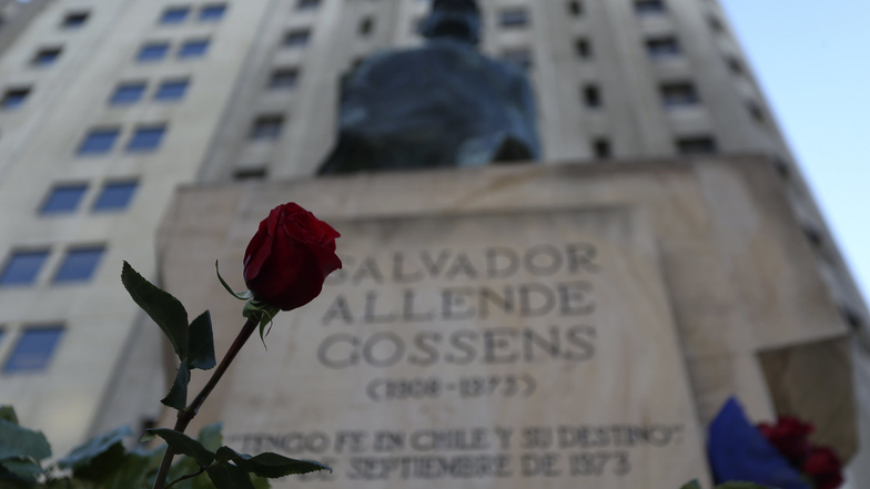 Mit einem Putsch gegen Präsident Salvador Allende begann am 11. September 1973 die Diktatur von General Pinochet in Chile. Anlässlich des 46. Jahrestages stehen heute Blumen am Denkmal in Santiago.