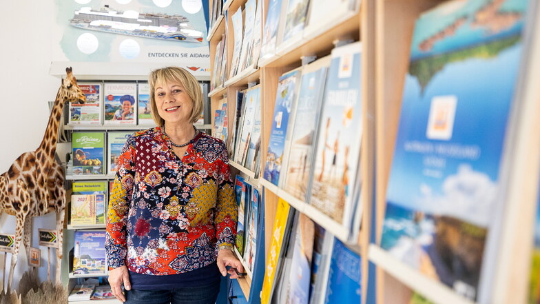 Diana Schirmer in ihrem Reisebüro auf dem Markt in Dippoldiswalde bietet ihren Kunden momentan Click & Collect an.