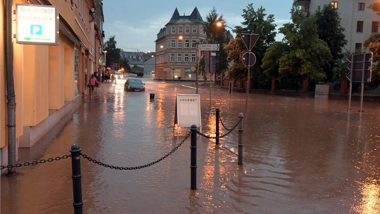 Die  Sankt-Georgen-Straße in Döbeln ist komplett überflutet.