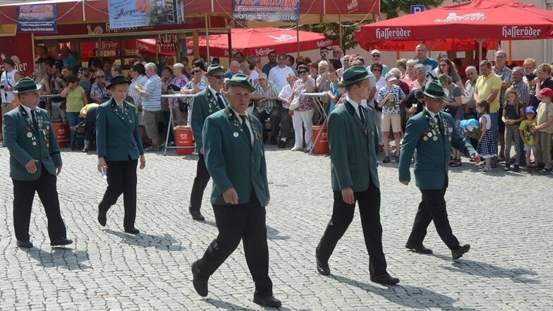 Der Rothenburger Schützenverein setzt die Tradition des Augustschießens in der Stadt fort. Das Sommerfest hat hier seinen Ursprung.