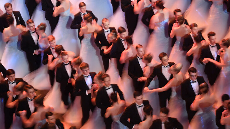 Die Debütanten tanzen ihren Walzer. Foto: dpa