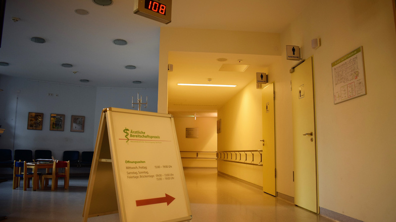 Notaufnahme im Städtischen Klinikum Görlitz: Hier weist ein großes Schild den Weg zur Bereitschaftspraxis, die sich jetzt auch extra um Kinder kümmert.