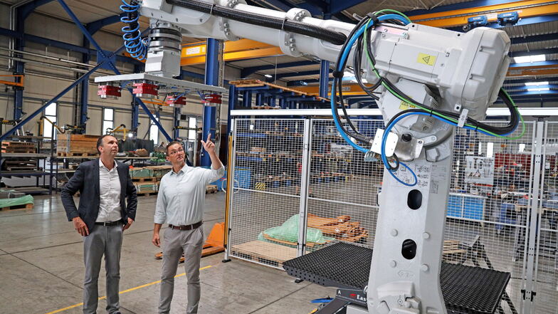 So sieht er aus, der neue Roboter: Rime-Betriebsleiter Sebastian Krybus (r.) zeigt Riesas OB Marco Müller die Neuanschaffung des Metallbau-Spezialisten.