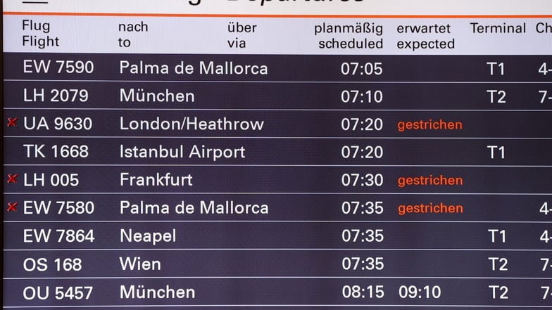 Gestrichene Flüge auf einer Anzeigetafel am Hamburger Flughafen: Sieht so die neue Reise-Normalität aus?