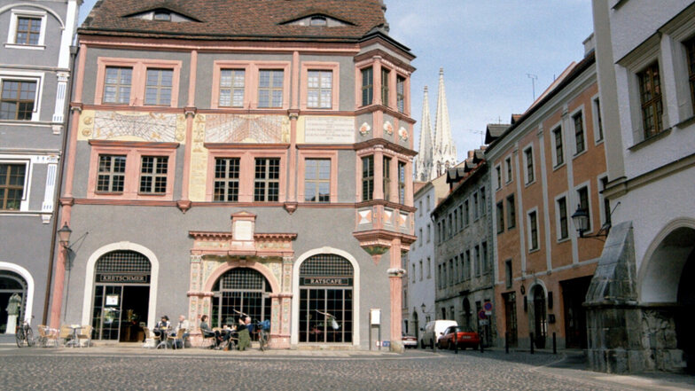An der Fassade der Ratsapotheke am Görlitzer Untermarkt, unweit der Peterskirche (im Hintergrund) findet sich ebenso eine Sonnenuhr, aber die des Görlitzer Astronomen Zacharias Scultetus.