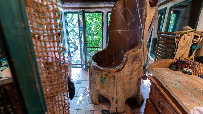 Die Dusche besteht aus einem ausgehöhlten dicken Baumstamm, der innen mit Kupfer ausgeschlagen wurde.