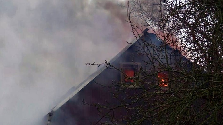 Auch am Morgen brannte das Wohnhaus noch.