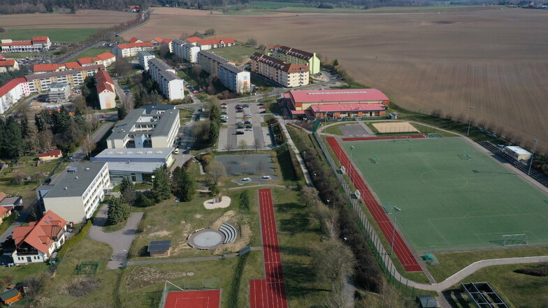 Hier ist das Gebiet Dippoldiswalde-Nord mit Gymnasium, Sportpark und dem Wohngebiet Heidepark aus der Luft zu sehen.