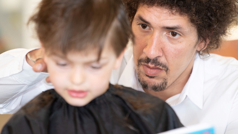 Der Vorlesefriseur Danny Beuerbach schneidet Kindern zum Literaturfest kostenlos die Haare – unter einer Bedingung.