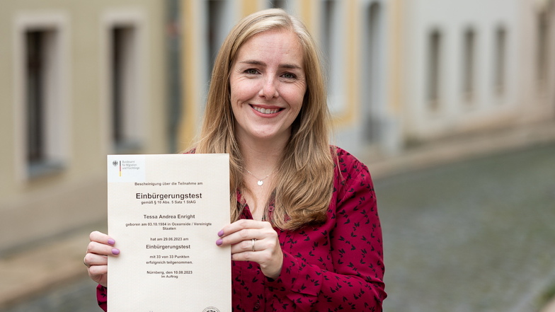 Tessa Enright mit ihrer  Urkunde über den  bestandenen Einbürgerungstest. Deutsche ist sie aber damit noch nicht - das ist ein weiter Weg.