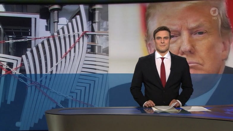 Constantin Schreiber in der "Tagesschau". Viele Zuschauer finden, dass er einem Superman ähnlich sieht.