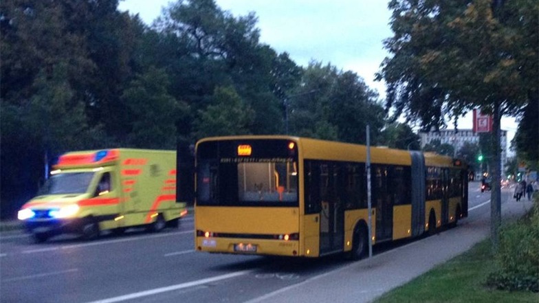Der erste Bus mit Evakuierten kommt am Gymnasium Bürgerwiese an.