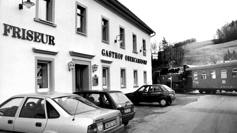 So sah der Gasthof Obercarsdorf Mitte der 1990er-Jahre aus, nachdem Lutz Seifert ihn übernommen und saniert hatte. Im Hintergrund dampft die Weißeritztalbahn.