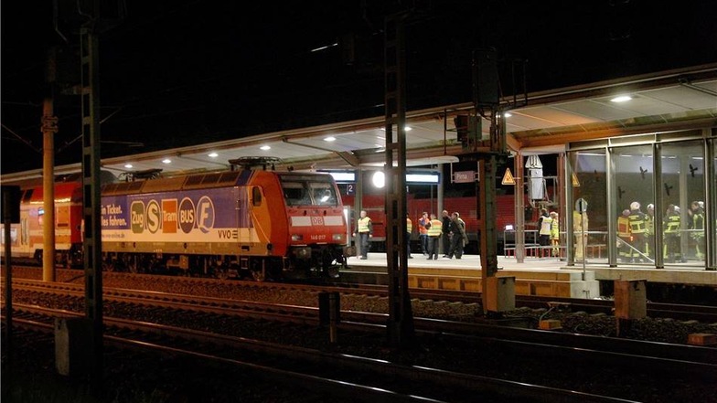 Auf dem Bahnhof der Sandsteinstadt Pirna ereignete sich in der Nacht zum Sonntag ein tragisches Unglück: Eine 17-jährige Jugendliche starb, weil sie zuvor offenbar „aus Übermut“ auf die Elektro-Lok einer auf einem Nebengleis abgestellten S-Bahn geklettert war.