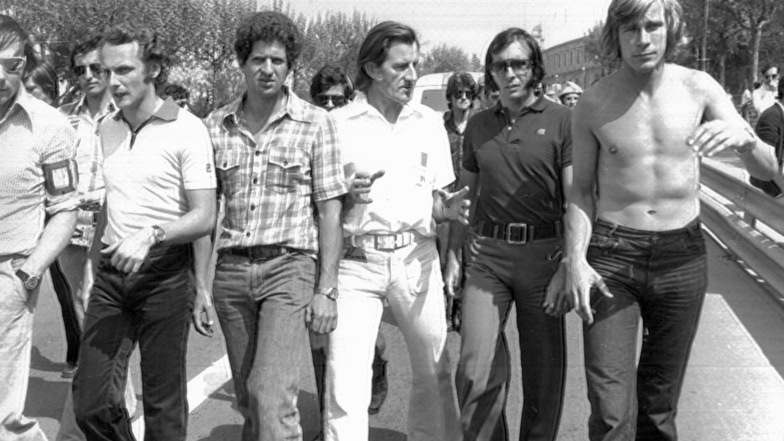1975, Spanien, Barcelona: Niki Lauda (l-r), Jody Scheckter, Graham Hill, Emerson Fittipaldi und James Hunt weigern sich wegen mangelnder Sicherheit, das Training für den Großen Preis von Spanien auf dem Kurs von Barcelona aufzunehmen.. 