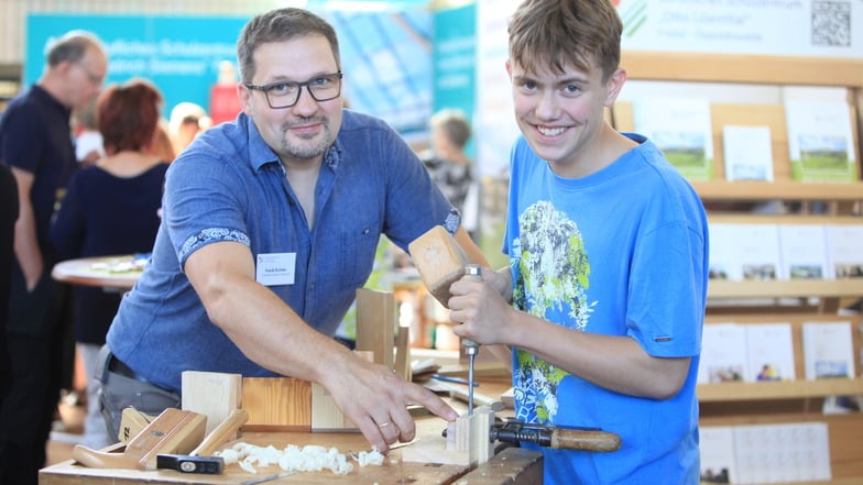 Handwerk zum Ausprobieren: Niklas Wildt (15) aus Klingenberg, Schüler an der Oberschule Klingenberg, am Stand vom Beruflichen Schulzentrum "Otto Lilienthal" Freital-Dipps, den unter anderem Lehrer Frank Richter betreute.