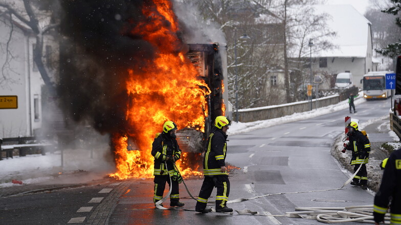 Ein Laster ist am Freitagmittag in Prischwitz abgebrannt.