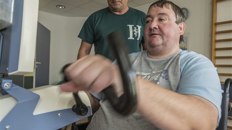 René Rackebrandt kam mit einem Gewicht von 185 Kilogramm nach Pulsnitz in die Schlossklinik. Nun trainiert er unter anderem auf dem Fahrrad-Ergometer, um abzunehmen. Begleitet wird er dabei vom Sporttherapeuten Pedro Liebsch. Foto: René Plaul