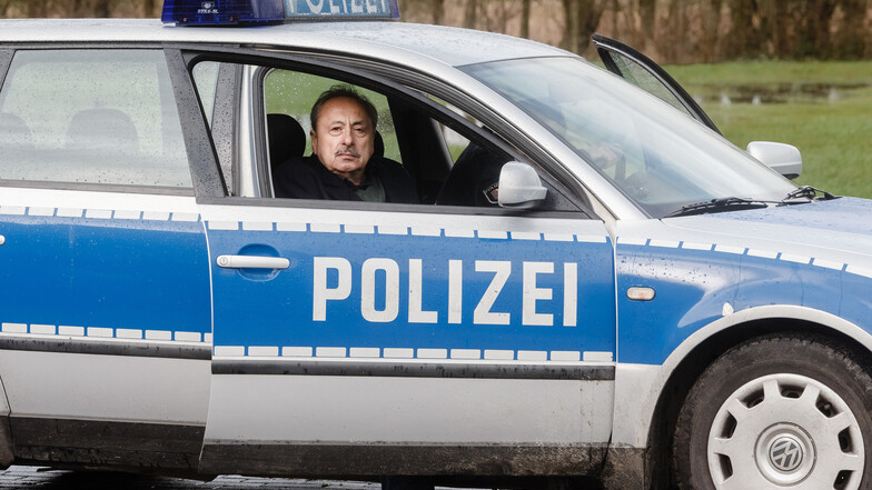Wolfgang Stumph sitzt während Dreharbeiten zu dem ZDF-Film «Stubbe-Tod auf der Insel» in einem Polizeiwagen.