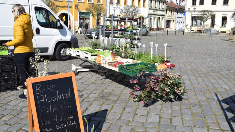Wochenmarkt auf dem Marktplatz in der Altstadt von Hoyerswerda