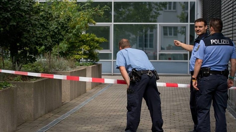 Polizisten beobachten von der Absperrung aus den Elch im Siemens-Gebäude.