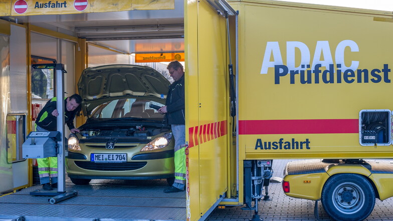 Der mobile ADAC-Prüfdienst kommt für den Winter-Check 2021 nach Radebeul.