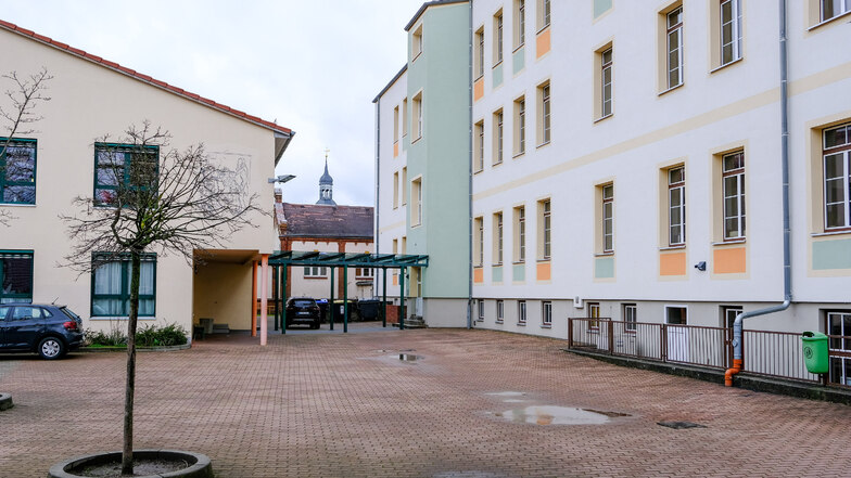 Der 2007 gebaute Erweiterungsbau (links) soll mit dem erneuten Umbau auf dem Gelände der Radeburger Heinrich-Zille-Oberschule wieder abgerissen werden.