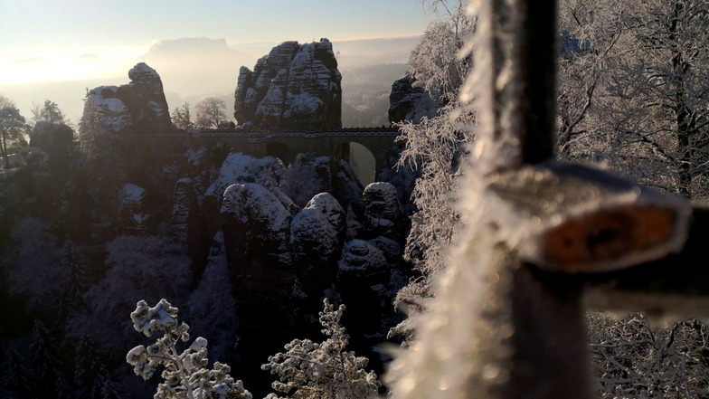 Eiskristalle, Schnee, Nebel und Felsen - das sind die Zutaten für diese Aufnahme von der Basteibrücke im Januar. Als über Nacht endlich wieder ein mal richtig Schnee gefallen war und die Sonne alles glitzern ließ, habe ich mich direkt 7 Uhr auf den Weg zu
