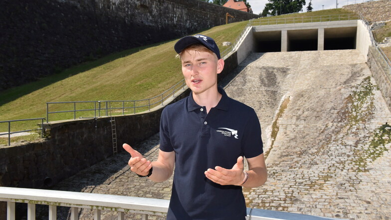 Moritz Moslener, stellvertretender Staumeister der Talsperre Malter, am unteren Überlaufbauwerk, über das bis zu 140 Kubikmeter Wasser pro Sekunde abgeleitet werden.