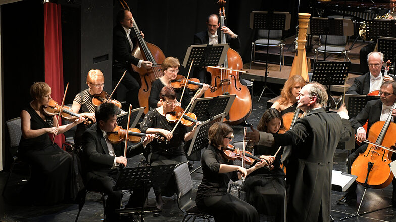 Die sächsischen Philharmoniker unter der Leitung von GMD Raoul Grüneis verzückten das Döbelner Publikum.