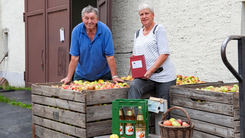 Regina und Helfried Beylich betreuen den Obstlohntausch in Reinersdorf für die Max Wustlich Fruchtsaftkelterei Niederau.