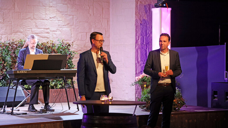 FVG-Chef John Jaeschke (l.) und Riesas OB Marco Müller (mit Mikro) begrüßten am Donnerstagabend in Riesas Arena mehrere Dutzend Gäste,...
