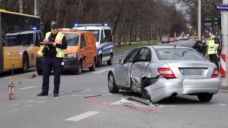 Bei der Fluchtfahrt eines 17-Jährigen durch Dresden wurden mehrere Fahrzeuge beschädigt. Der Zusammenstoß mit einem Kleintransporter des Straßen- und Tiefbauamtes und einem Mercedes brachte ihn schließlich zum Stehen.