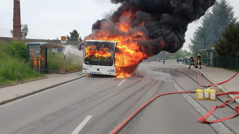 An der Chemnitzer Straße in Penig ist am Mittwochmorgen ein Bus in Brand geraten. Grund war wahrscheinlich ein Motorschaden.