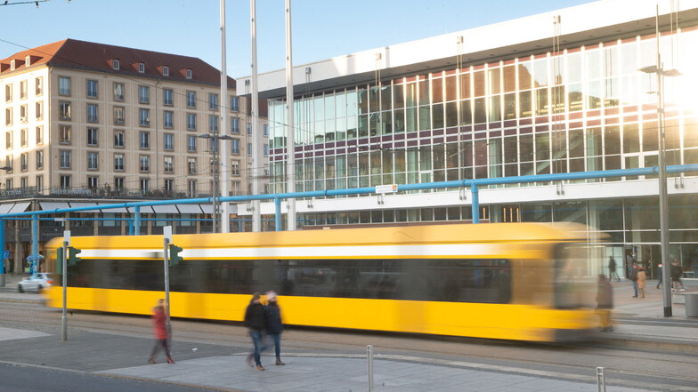 Am Mittwochnachmittag wird eine Fahrradfahrerin bei einem Unfall in der Dresdner Innenstadt schwer verletzt.