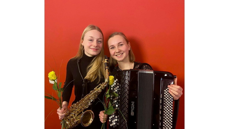 Höchstpunktzahl und Sonderpreis beim Landeswettbewerb "Jugend musiziert": Saxophonistin Isabell Seibt (links) und Lene Zahn am Akkordeon als Duo "BelLeSon".