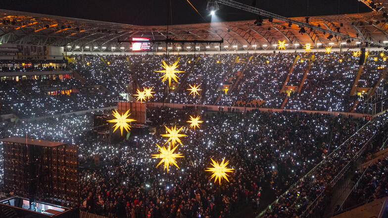 Große und festliche Stimmung kann im Dynamo-Stadion aufkommen, wenn Herrnhuter Sterne und weihnachtliche Gesänge das Oval erfüllen bislang geschah das fünf Mal.