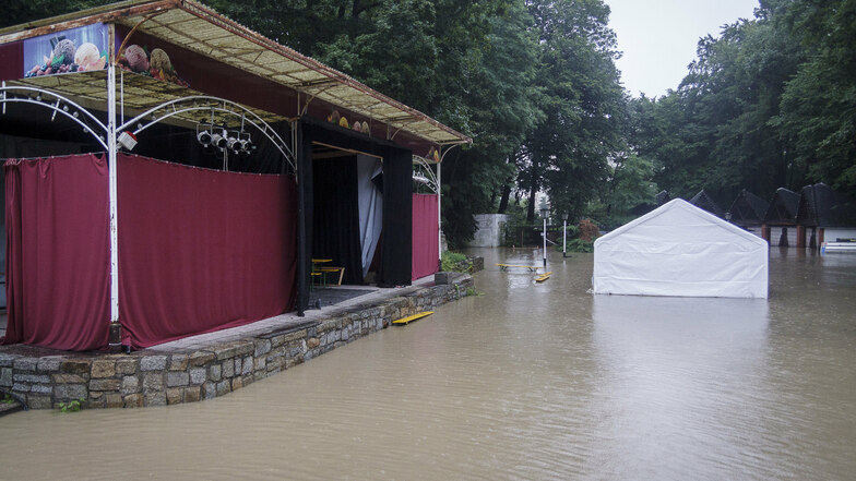 Wenigstens ein Bauwerk im Stadthallengarten blieb vom Hochwasser verschont.
