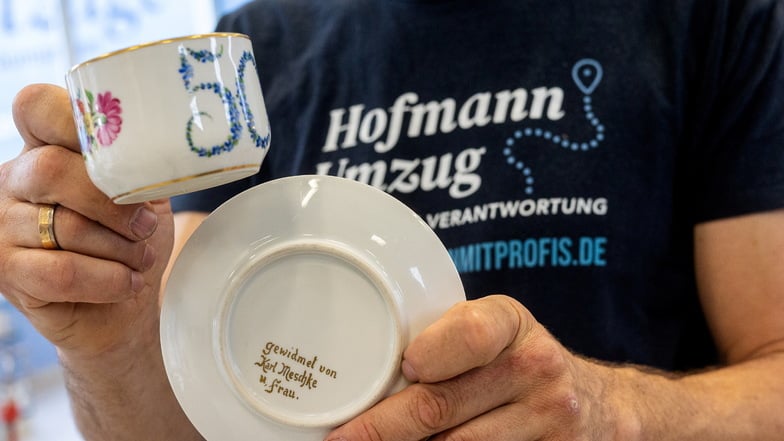 Die Tasse mit einer aufgemalten "50", auf der Untertasse ist die Widmung zu finden. Wer fertigte das Set an, und zu welchem Anlass wurde es verschenkt?