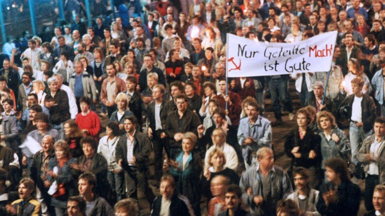 Bürger der DDR nehmen an einer Montagsdemonstration in Leipzig teil.