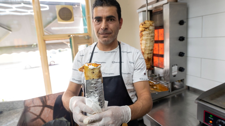 Daham Alomayer is one of the four brothers who cook at Omas Haus. In no time at all, a Schawarma Hähnchen Sandwich is made, with a sturdier knoblauchsoße and sauerkraut refined.