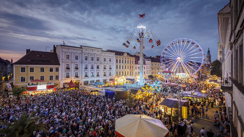 Tausende Menschen auf einem Platz: Szenen wie hier beim Görlitzer Altstadtfest 2019 werden sich bis Ende August nicht wiederholen.