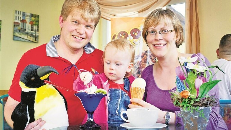 Hagen Görsch – hier mit Ehefrau und Töchterchen Helena – ist seit 20 Jahren der Eis-Chef von Gröditz. In seinem Eiscafé Pinguin gibt es 60 Sorten. Fotos (2): Lutz Weidler