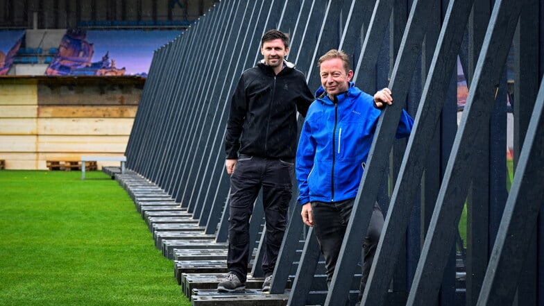 Die Erbauer an der Sicherheitswand: Ralf Niedermeier (r.) und Anton Wolf, Geschäftsführer der Sportagentur N plus Sport,  organisieren den Aufbau des Schießstandes im Steyer-Stadion.