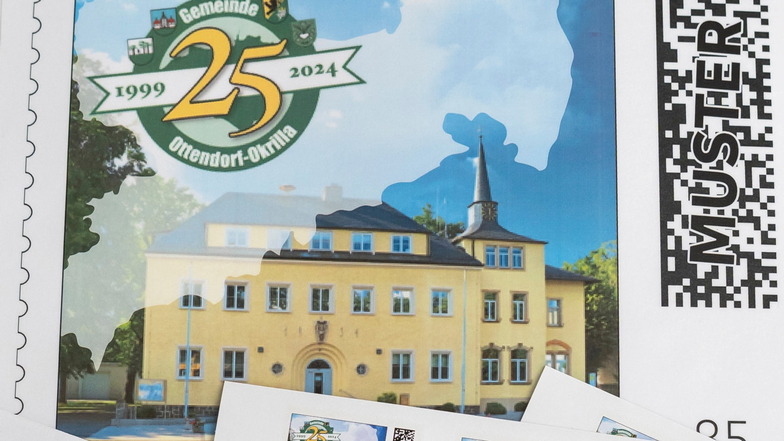 Auf der Sonderbriefmarke ist das Ottendorfer Rathaus zu sehen.