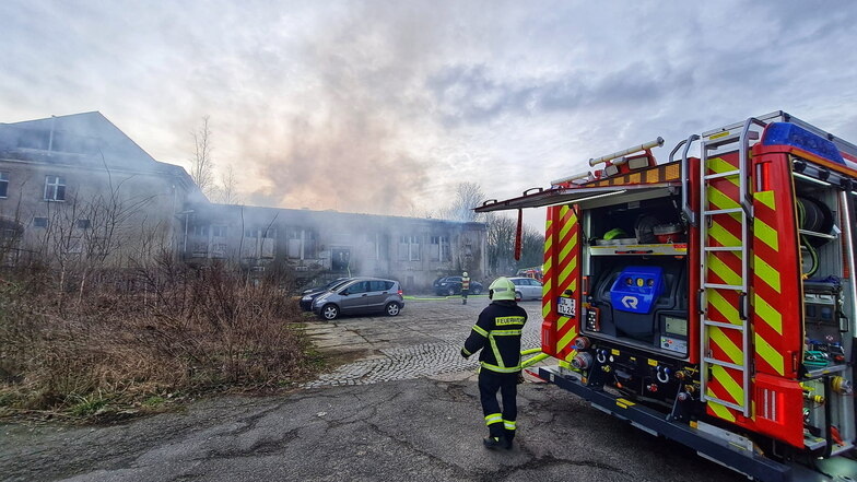 Die Feuerwehren aus Döbern und Ebersbach sind zum Brand einer Industriebrache an der Industriestraße in Döbeln alarmiert worden.