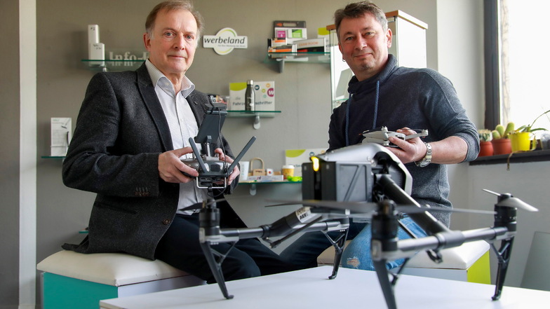 Peter Pfeifer (l.) vom Netzwerk "3D Aero" und Matthias Tirsch von der Hochschule Zittau/Görlitz zeigen modernste Drohnentechnik, die ab April von Zittau aus zum Einsatz kommt.