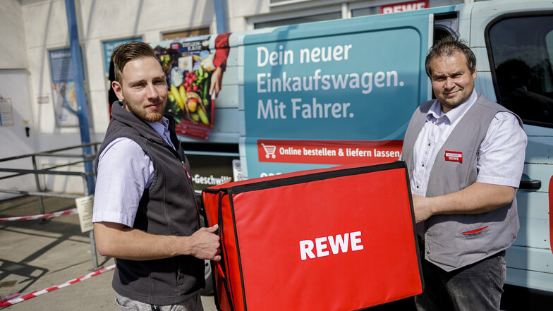 Rewe in Görlitz hat jetzt einen Lieferservice, den Inhaber Benjamin Geschwill (rechts) anbietet. Sebastian Fehrenbach fährt das Rewe-Lieferfahrzeug.
